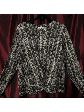 JOY JOY LIGHTWEIGHT SWEATER TOP IN EXCELLENT CONDITION BLACK AND GRAY SIZE LARGE
